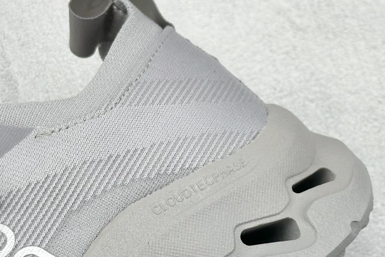 图片[9]-XD版Loewe x On昂跑Cloudtilt 罗意威 联名轻量运动休闲鞋 脚感很舒服，鞋底柔软且包裹性好，上脚显腿长，不用系鞋带很方便～ 不管休闲还是运动都很百搭。 尺码：36-45-选品中心