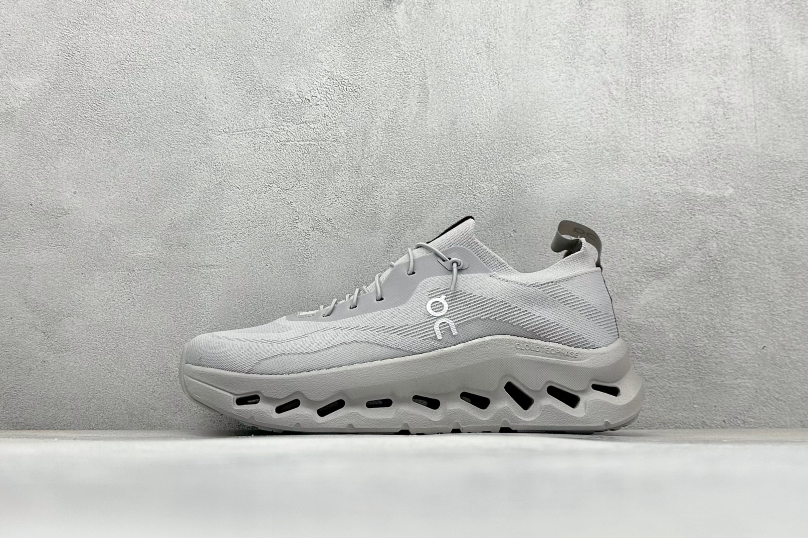 XD版Loewe x On昂跑Cloudtilt 罗意威 联名轻量运动休闲鞋 脚感很舒服，鞋底柔软且包裹性好，上脚显腿长，不用系鞋带很方便～ 不管休闲还是运动都很百搭。 尺码：36-45-选品中心