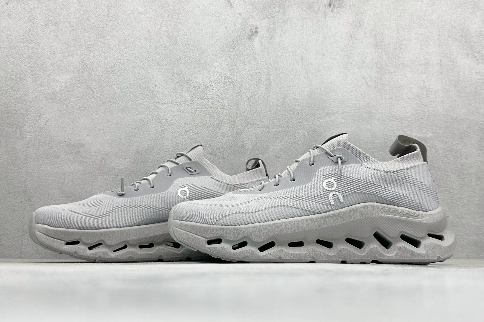 图片[5]-XD版Loewe x On昂跑Cloudtilt 罗意威 联名轻量运动休闲鞋 脚感很舒服，鞋底柔软且包裹性好，上脚显腿长，不用系鞋带很方便～ 不管休闲还是运动都很百搭。 尺码：36-45-选品中心