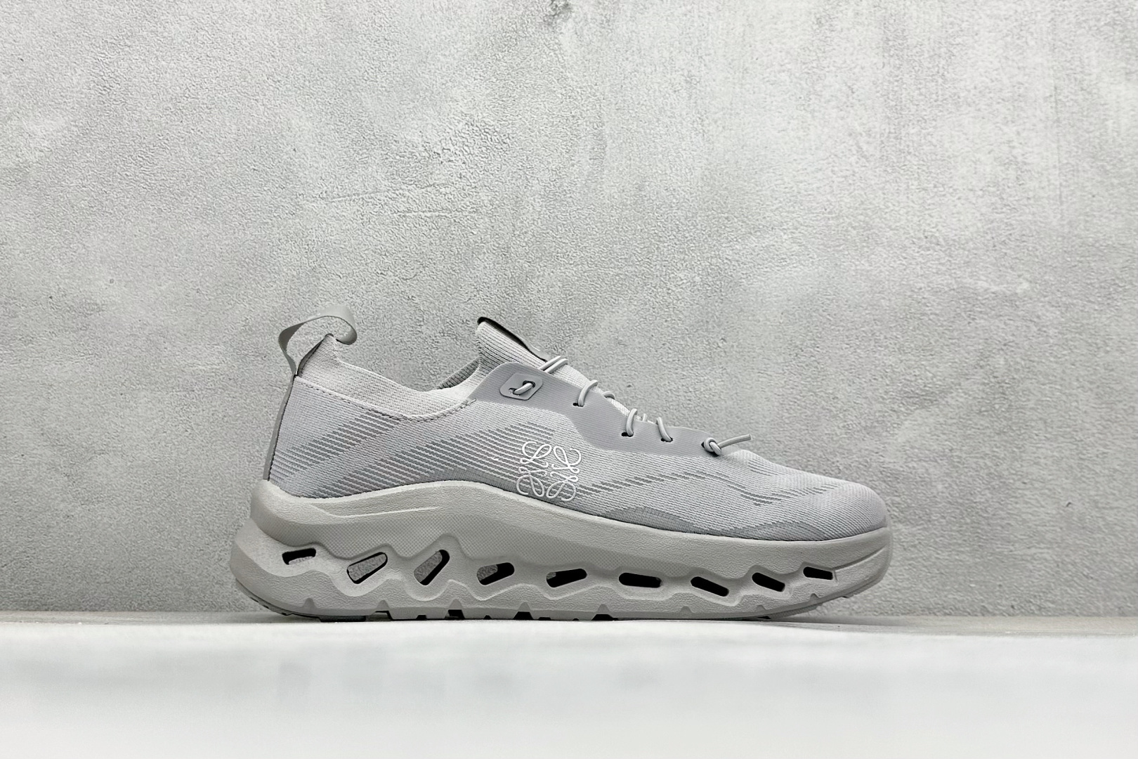 图片[2]-XD版Loewe x On昂跑Cloudtilt 罗意威 联名轻量运动休闲鞋 脚感很舒服，鞋底柔软且包裹性好，上脚显腿长，不用系鞋带很方便～ 不管休闲还是运动都很百搭。 尺码：36-45-选品中心