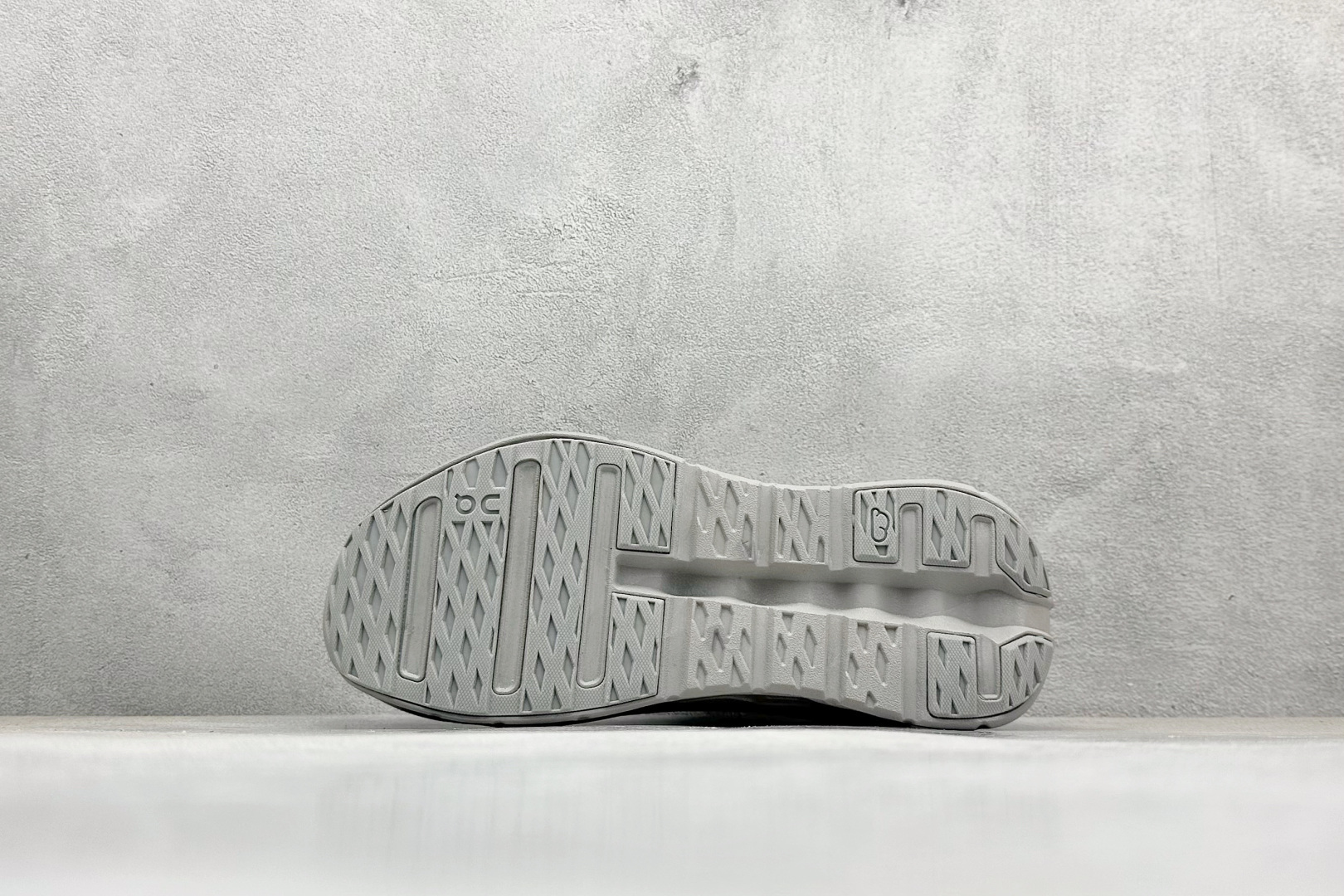 图片[4]-XD版Loewe x On昂跑Cloudtilt 罗意威 联名轻量运动休闲鞋 脚感很舒服，鞋底柔软且包裹性好，上脚显腿长，不用系鞋带很方便～ 不管休闲还是运动都很百搭。 尺码：36-45-选品中心