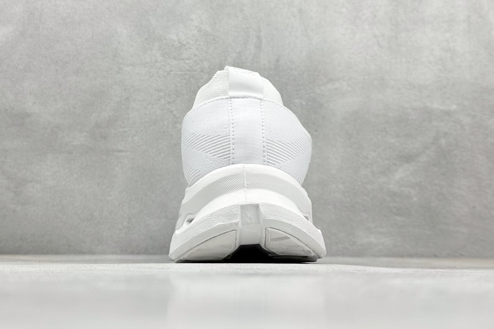 图片[6]-XD版Loewe x On昂跑Cloudtilt 罗意威 联名轻量运动休闲鞋 脚感很舒服，鞋底柔软且包裹性好，上脚显腿长，不用系鞋带很方便～ 不管休闲还是运动都很百搭。 尺码：36-45-选品中心