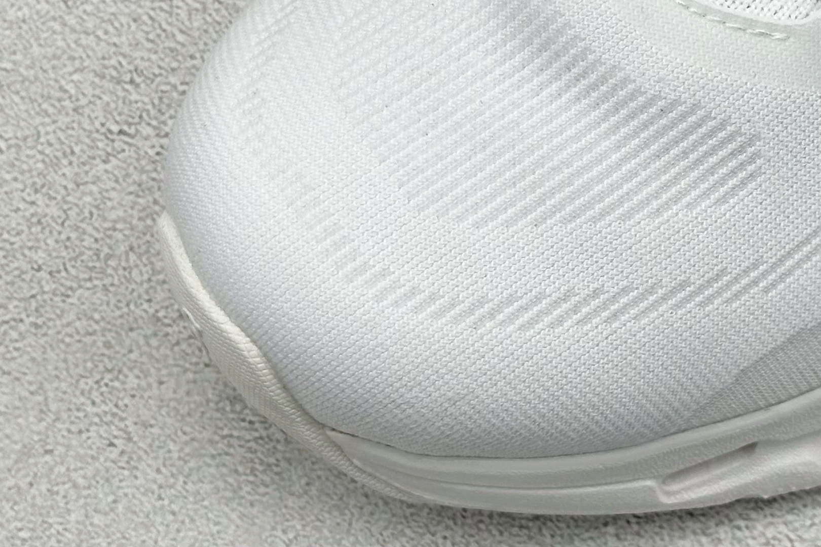 图片[7]-XD版Loewe x On昂跑Cloudtilt 罗意威 联名轻量运动休闲鞋 脚感很舒服，鞋底柔软且包裹性好，上脚显腿长，不用系鞋带很方便～ 不管休闲还是运动都很百搭。 尺码：36-45-选品中心