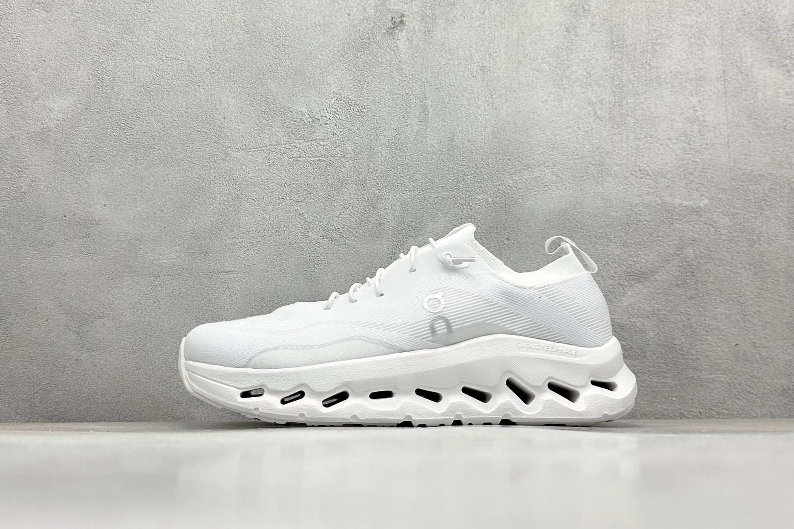 XD版Loewe x On昂跑Cloudtilt 罗意威 联名轻量运动休闲鞋 脚感很舒服，鞋底柔软且包裹性好，上脚显腿长，不用系鞋带很方便～ 不管休闲还是运动都很百搭。 尺码：36-45-选品中心