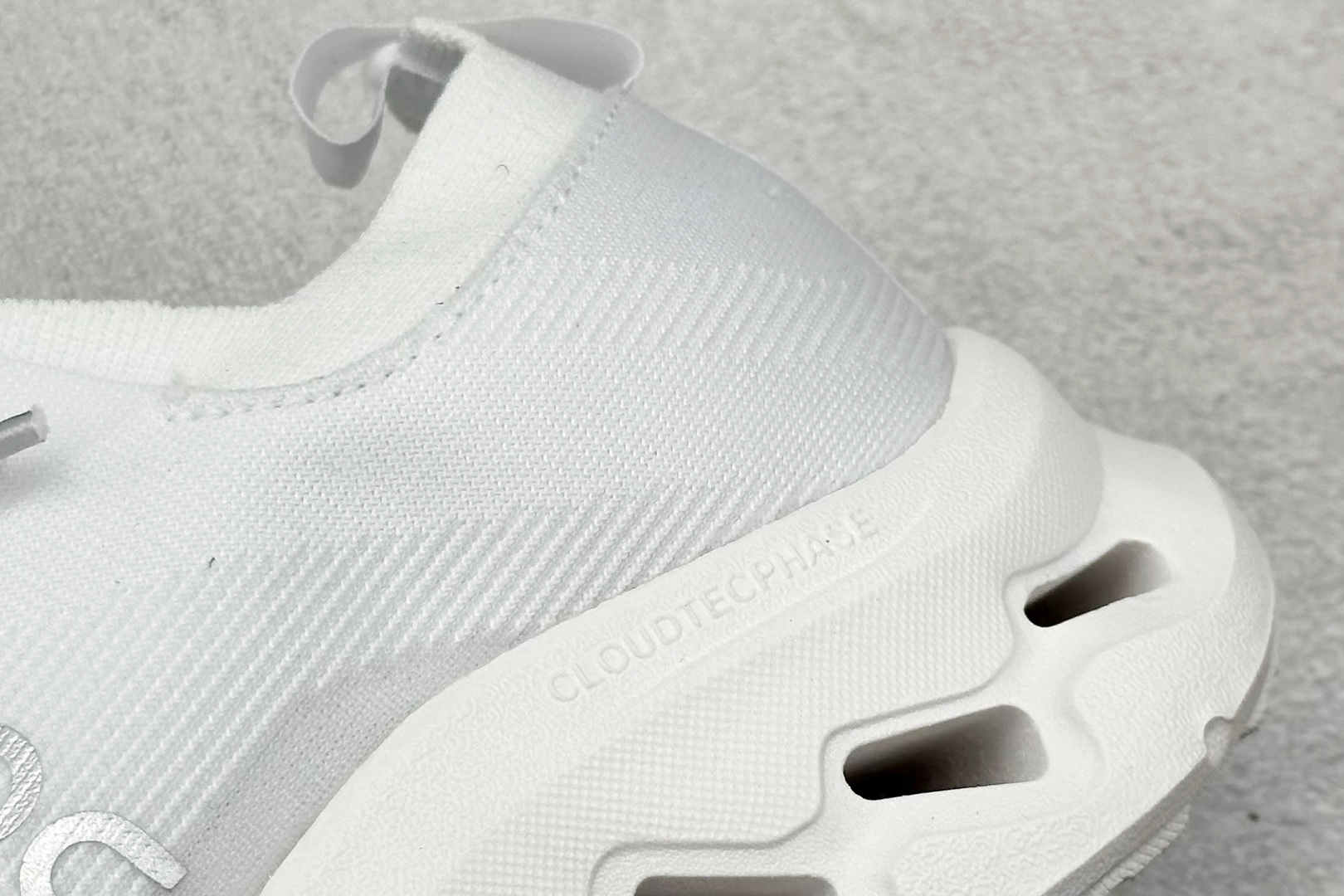 图片[9]-XD版Loewe x On昂跑Cloudtilt 罗意威 联名轻量运动休闲鞋 脚感很舒服，鞋底柔软且包裹性好，上脚显腿长，不用系鞋带很方便～ 不管休闲还是运动都很百搭。 尺码：36-45-选品中心