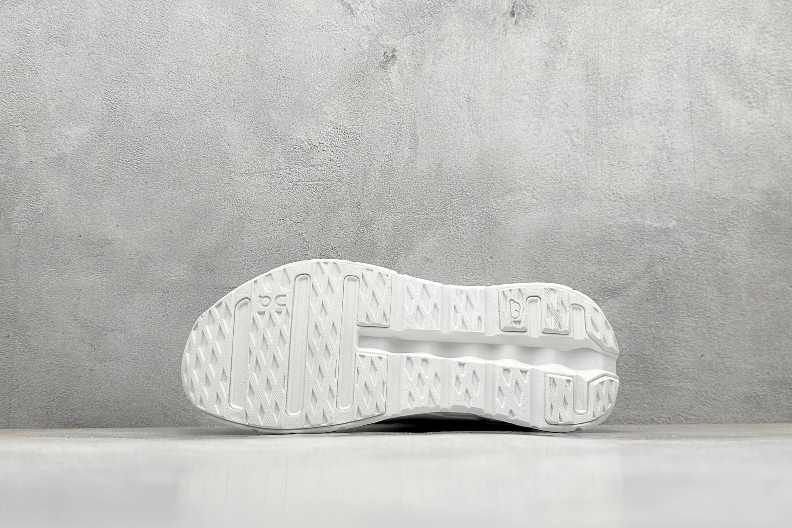 图片[4]-XD版Loewe x On昂跑Cloudtilt 罗意威 联名轻量运动休闲鞋 脚感很舒服，鞋底柔软且包裹性好，上脚显腿长，不用系鞋带很方便～ 不管休闲还是运动都很百搭。 尺码：36-45-选品中心