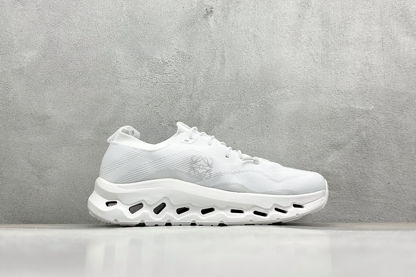 图片[2]-XD版Loewe x On昂跑Cloudtilt 罗意威 联名轻量运动休闲鞋 脚感很舒服，鞋底柔软且包裹性好，上脚显腿长，不用系鞋带很方便～ 不管休闲还是运动都很百搭。 尺码：36-45-选品中心