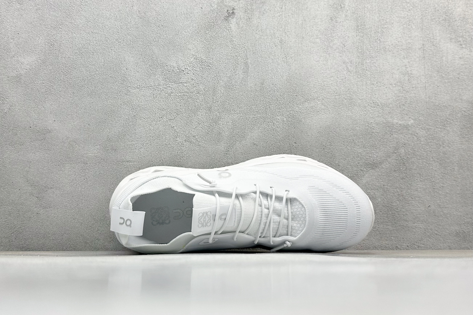 图片[3]-XD版Loewe x On昂跑Cloudtilt 罗意威 联名轻量运动休闲鞋 脚感很舒服，鞋底柔软且包裹性好，上脚显腿长，不用系鞋带很方便～ 不管休闲还是运动都很百搭。 尺码：36-45-选品中心