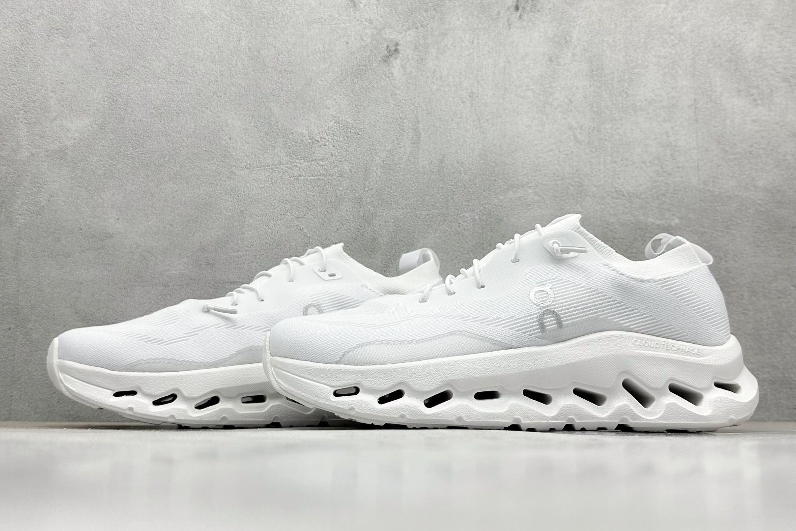 图片[5]-XD版Loewe x On昂跑Cloudtilt 罗意威 联名轻量运动休闲鞋 脚感很舒服，鞋底柔软且包裹性好，上脚显腿长，不用系鞋带很方便～ 不管休闲还是运动都很百搭。 尺码：36-45-选品中心