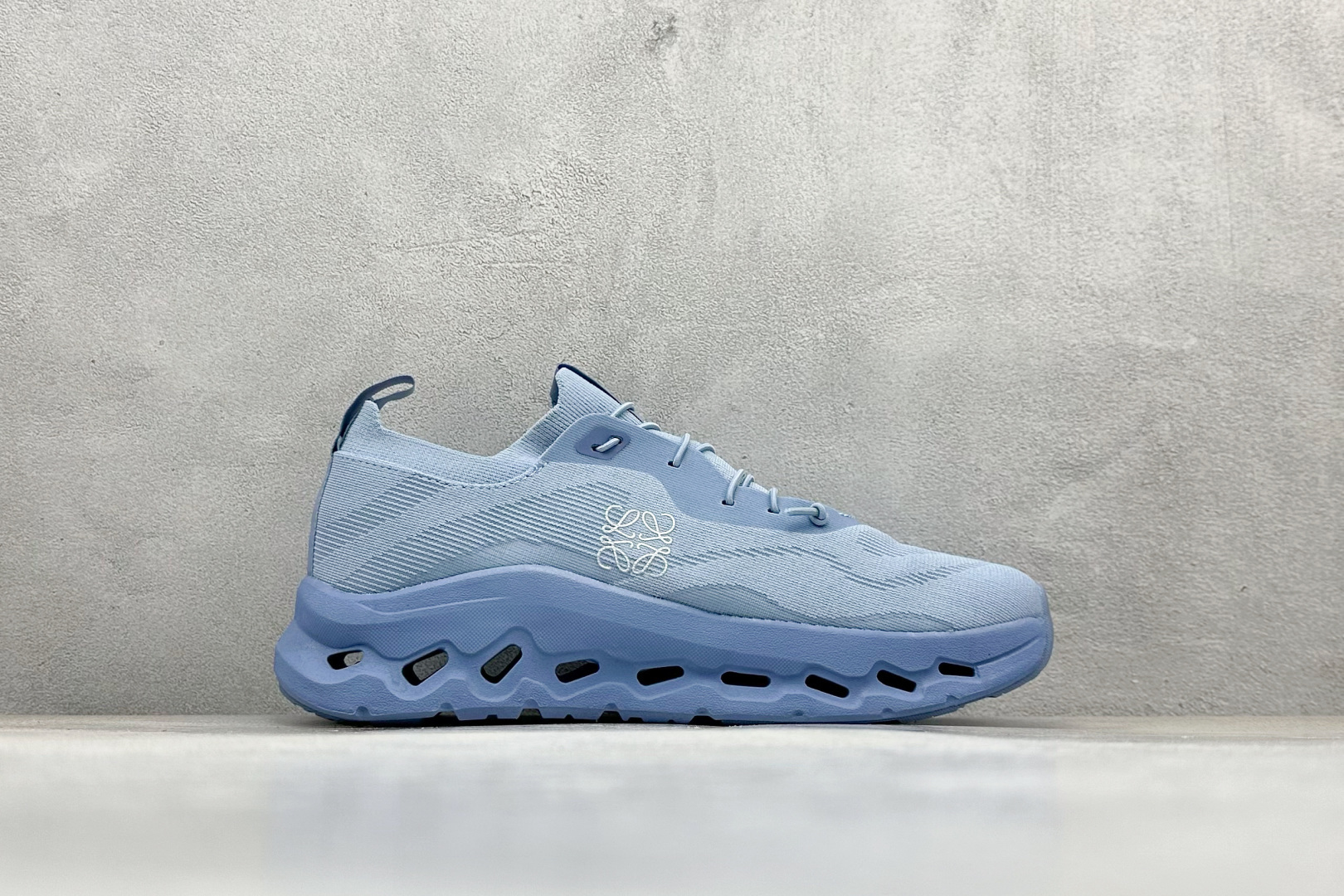 图片[2]-XD版Loewe x On昂跑Cloudtilt 罗意威 联名轻量运动休闲鞋 脚感很舒服，鞋底柔软且包裹性好，上脚显腿长，不用系鞋带很方便～ 不管休闲还是运动都很百搭。 尺码：36-45-选品中心