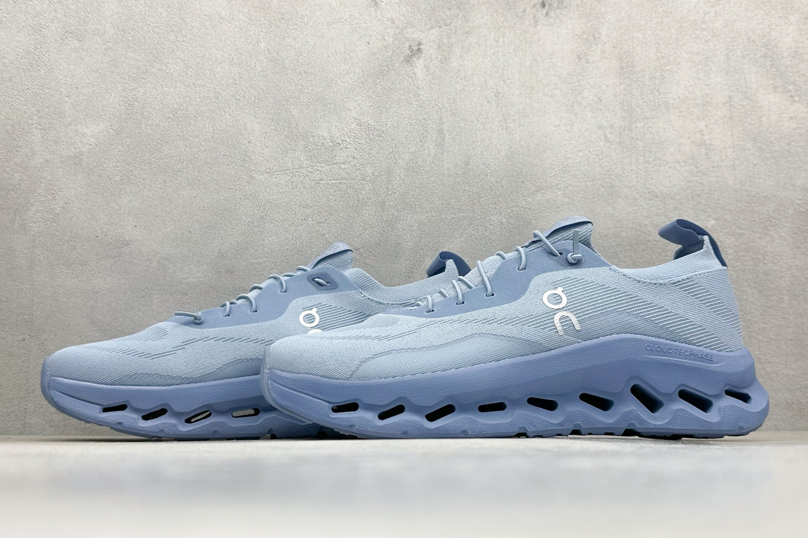 图片[5]-XD版Loewe x On昂跑Cloudtilt 罗意威 联名轻量运动休闲鞋 脚感很舒服，鞋底柔软且包裹性好，上脚显腿长，不用系鞋带很方便～ 不管休闲还是运动都很百搭。 尺码：36-45-选品中心