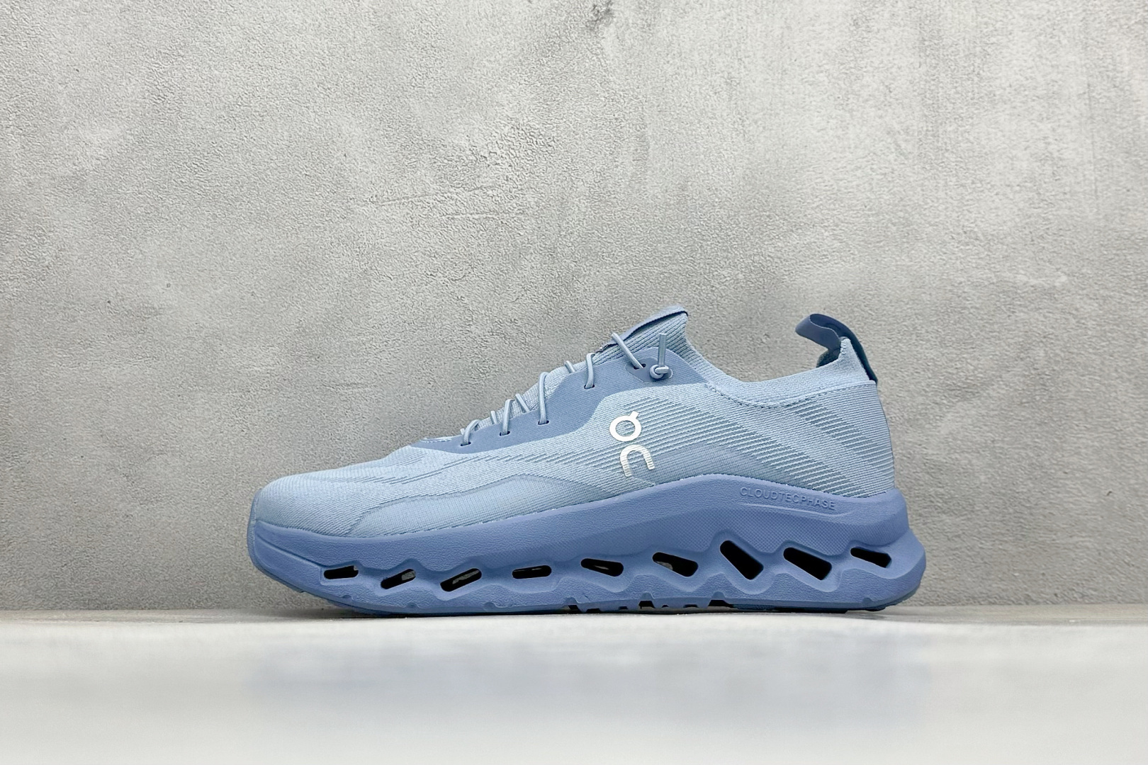 XD版Loewe x On昂跑Cloudtilt 罗意威 联名轻量运动休闲鞋 脚感很舒服，鞋底柔软且包裹性好，上脚显腿长，不用系鞋带很方便～ 不管休闲还是运动都很百搭。 尺码：36-45-选品中心