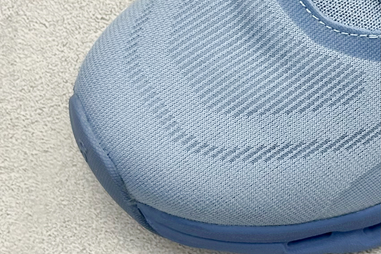 图片[7]-XD版Loewe x On昂跑Cloudtilt 罗意威 联名轻量运动休闲鞋 脚感很舒服，鞋底柔软且包裹性好，上脚显腿长，不用系鞋带很方便～ 不管休闲还是运动都很百搭。 尺码：36-45-选品中心