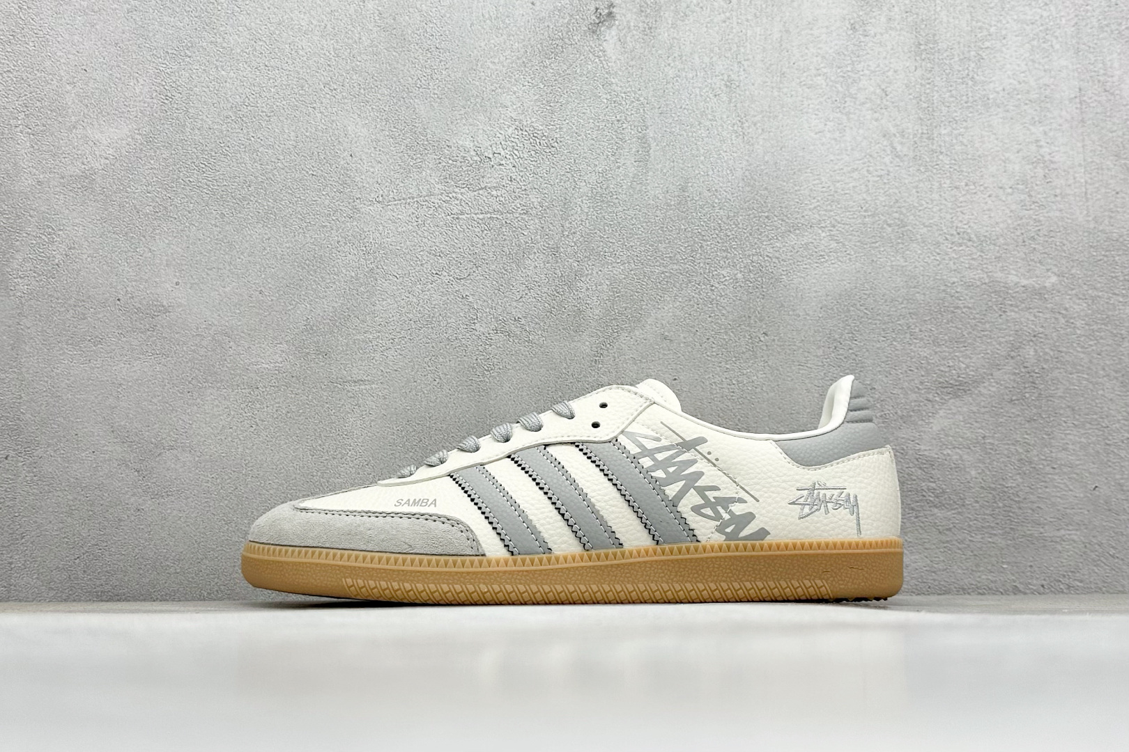 adidoriginals Samba OG x Stussy 灰白 桑巴舞系列复古经典轻便板鞋  XR0013