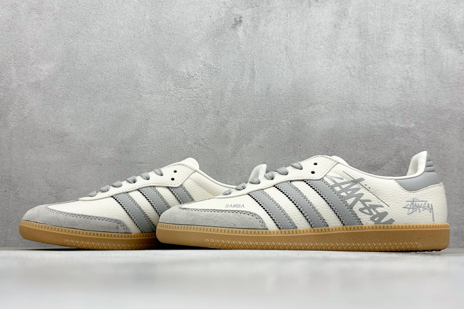 adidoriginals Samba OG x Stussy 灰白 桑巴舞系列复古经典轻便板鞋  XR0013