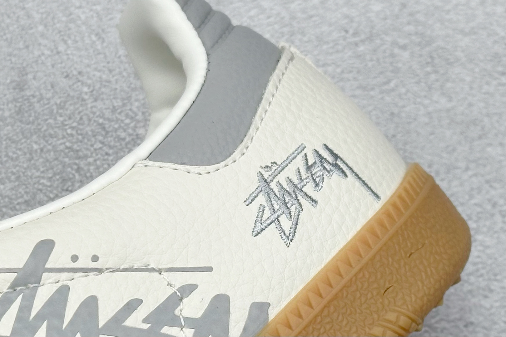 adidoriginals Samba OG x Stussy 灰白 桑巴舞系列复古经典轻便板鞋  XR0013