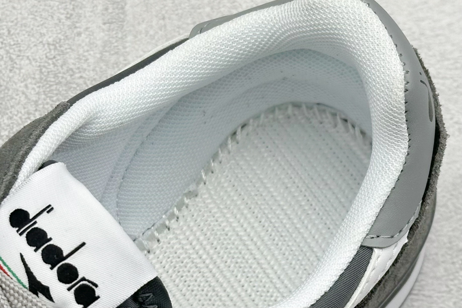 图片[8]-Diadora Camaro 迪亚多织物牛反绒复古跑鞋  #CAMARO系列的灵感来源于1985年的运动型录，复古跑鞋的造型，EVA 减震中底加持的舒适感，鞋身有设计感的撞色，以及不同材质的拼接，是它的亮点。  尺码：40-45-选品中心