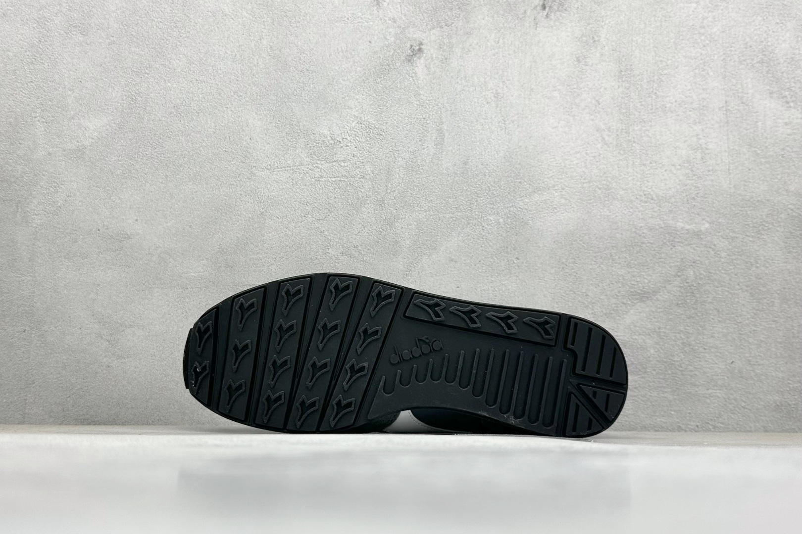 图片[4]-Diadora Camaro 迪亚多织物牛反绒复古跑鞋  #CAMARO系列的灵感来源于1985年的运动型录，复古跑鞋的造型，EVA 减震中底加持的舒适感，鞋身有设计感的撞色，以及不同材质的拼接，是它的亮点。  尺码：40-45-选品中心