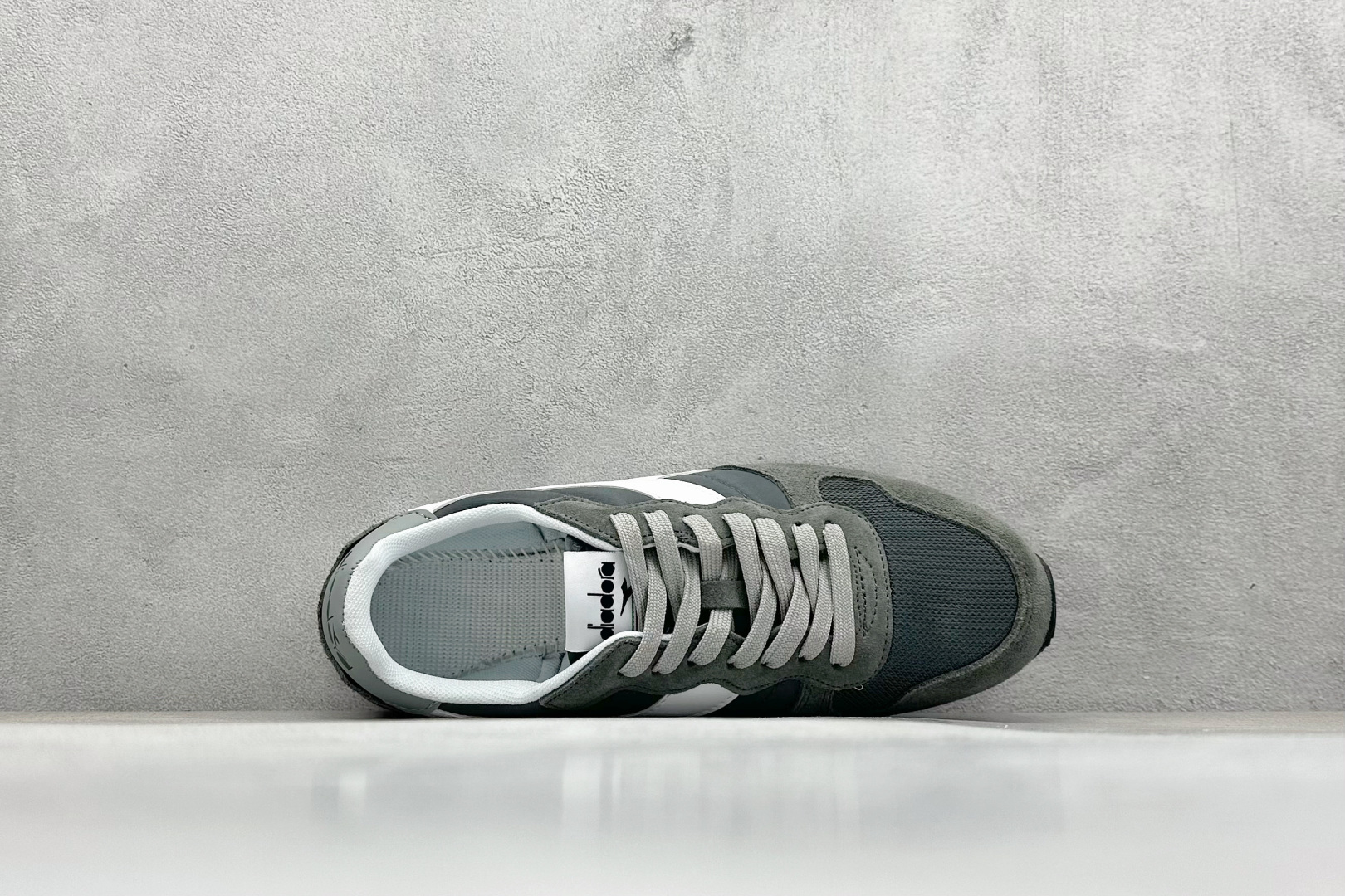 图片[3]-Diadora Camaro 迪亚多织物牛反绒复古跑鞋  #CAMARO系列的灵感来源于1985年的运动型录，复古跑鞋的造型，EVA 减震中底加持的舒适感，鞋身有设计感的撞色，以及不同材质的拼接，是它的亮点。  尺码：40-45-选品中心