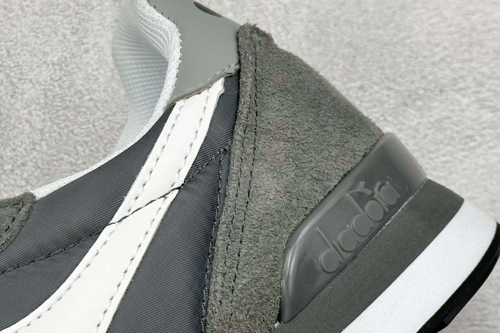 图片[9]-Diadora Camaro 迪亚多织物牛反绒复古跑鞋  #CAMARO系列的灵感来源于1985年的运动型录，复古跑鞋的造型，EVA 减震中底加持的舒适感，鞋身有设计感的撞色，以及不同材质的拼接，是它的亮点。  尺码：40-45-选品中心