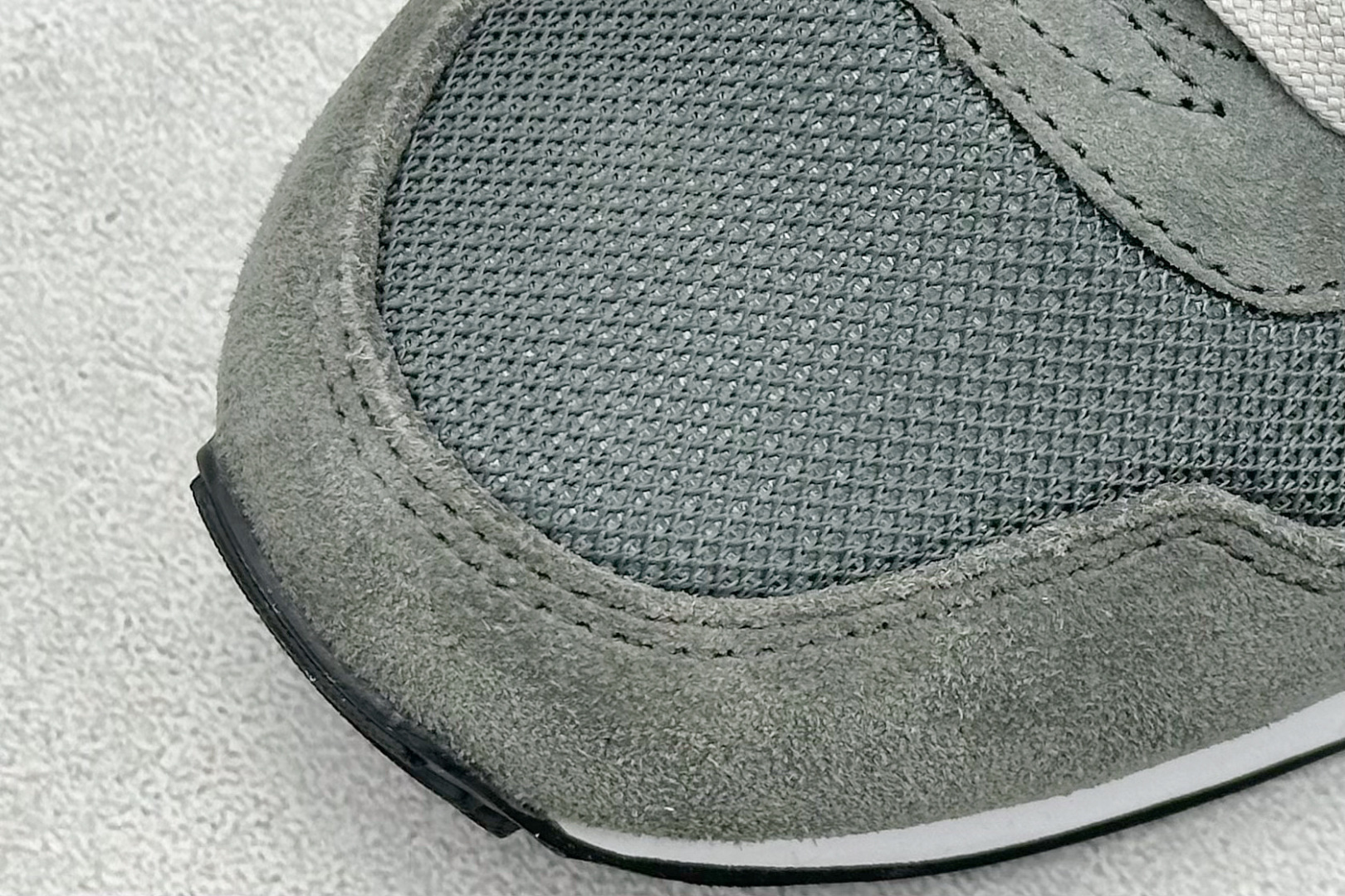 图片[7]-Diadora Camaro 迪亚多织物牛反绒复古跑鞋  #CAMARO系列的灵感来源于1985年的运动型录，复古跑鞋的造型，EVA 减震中底加持的舒适感，鞋身有设计感的撞色，以及不同材质的拼接，是它的亮点。  尺码：40-45-选品中心