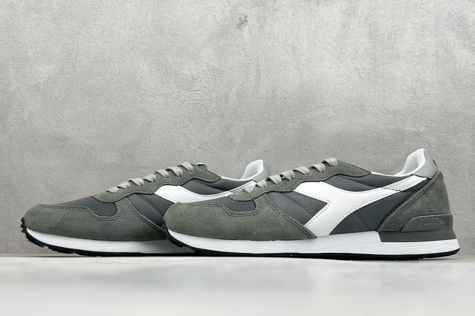 图片[5]-Diadora Camaro 迪亚多织物牛反绒复古跑鞋  #CAMARO系列的灵感来源于1985年的运动型录，复古跑鞋的造型，EVA 减震中底加持的舒适感，鞋身有设计感的撞色，以及不同材质的拼接，是它的亮点。  尺码：40-45-选品中心