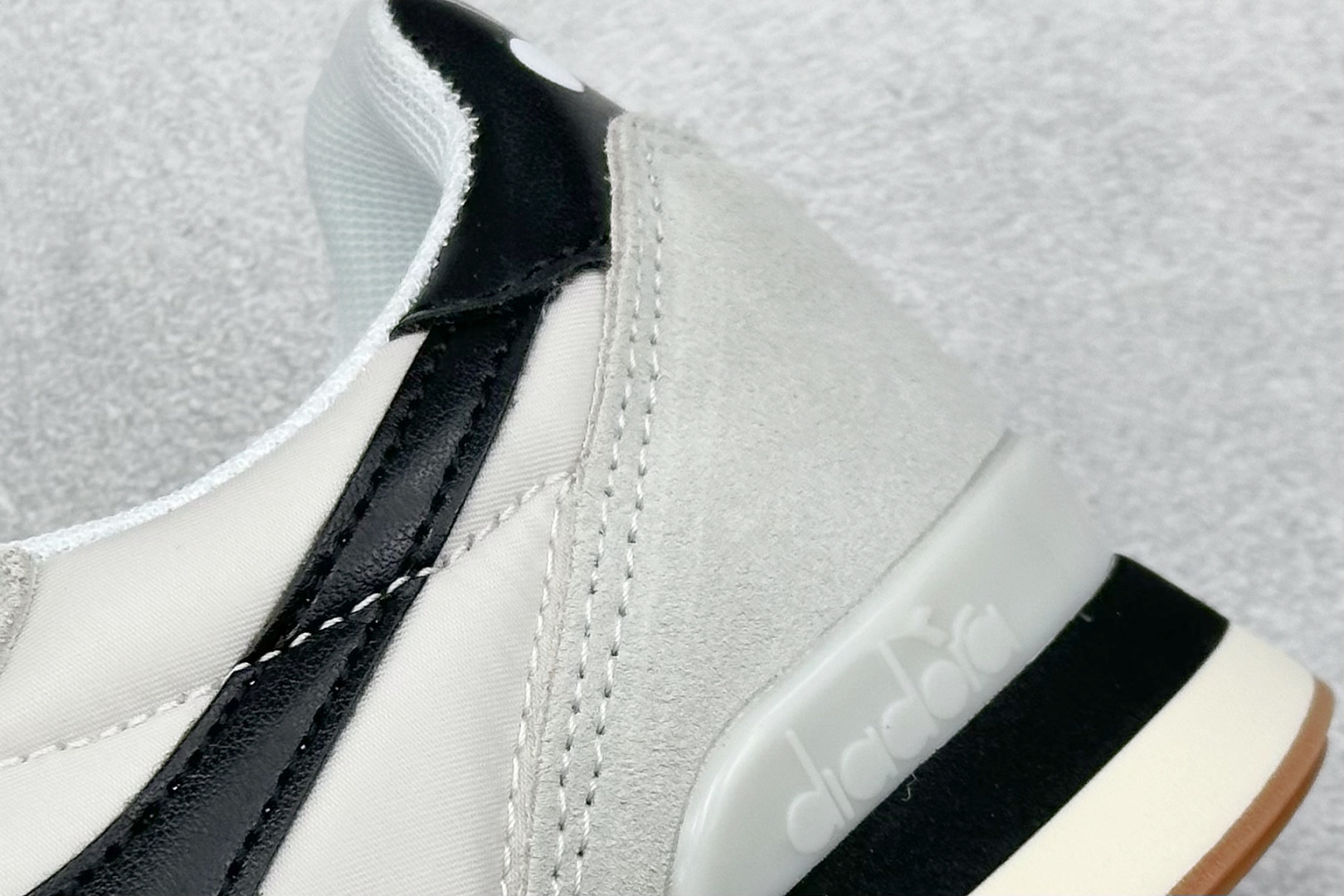 Diadora Camaro 迪亚多织物牛反绒复古跑鞋