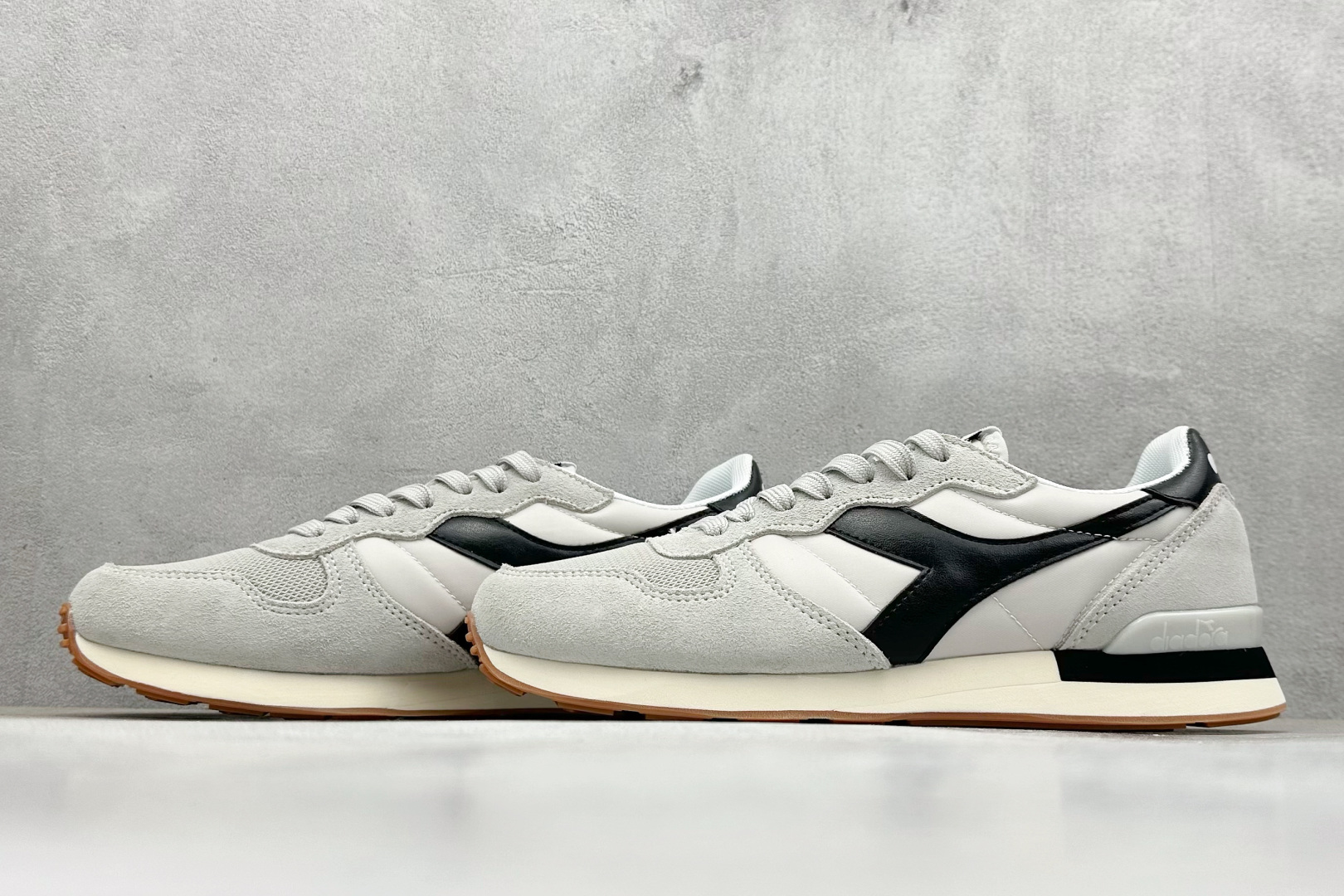 Diadora Camaro 迪亚多织物牛反绒复古跑鞋