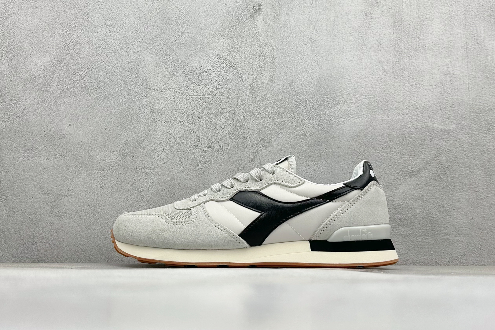 Diadora Camaro 迪亚多织物牛反绒复古跑鞋