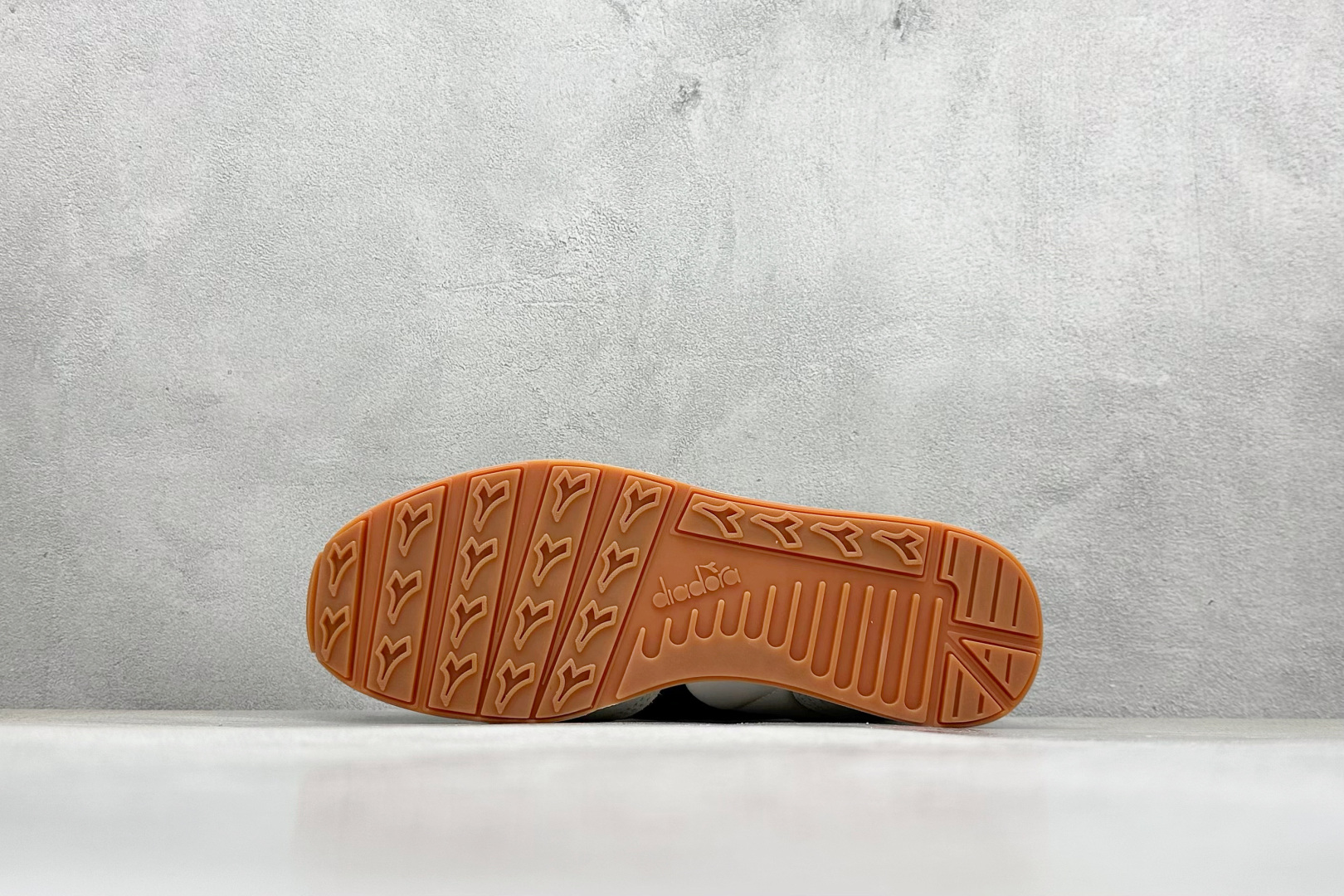 Diadora Camaro 迪亚多织物牛反绒复古跑鞋