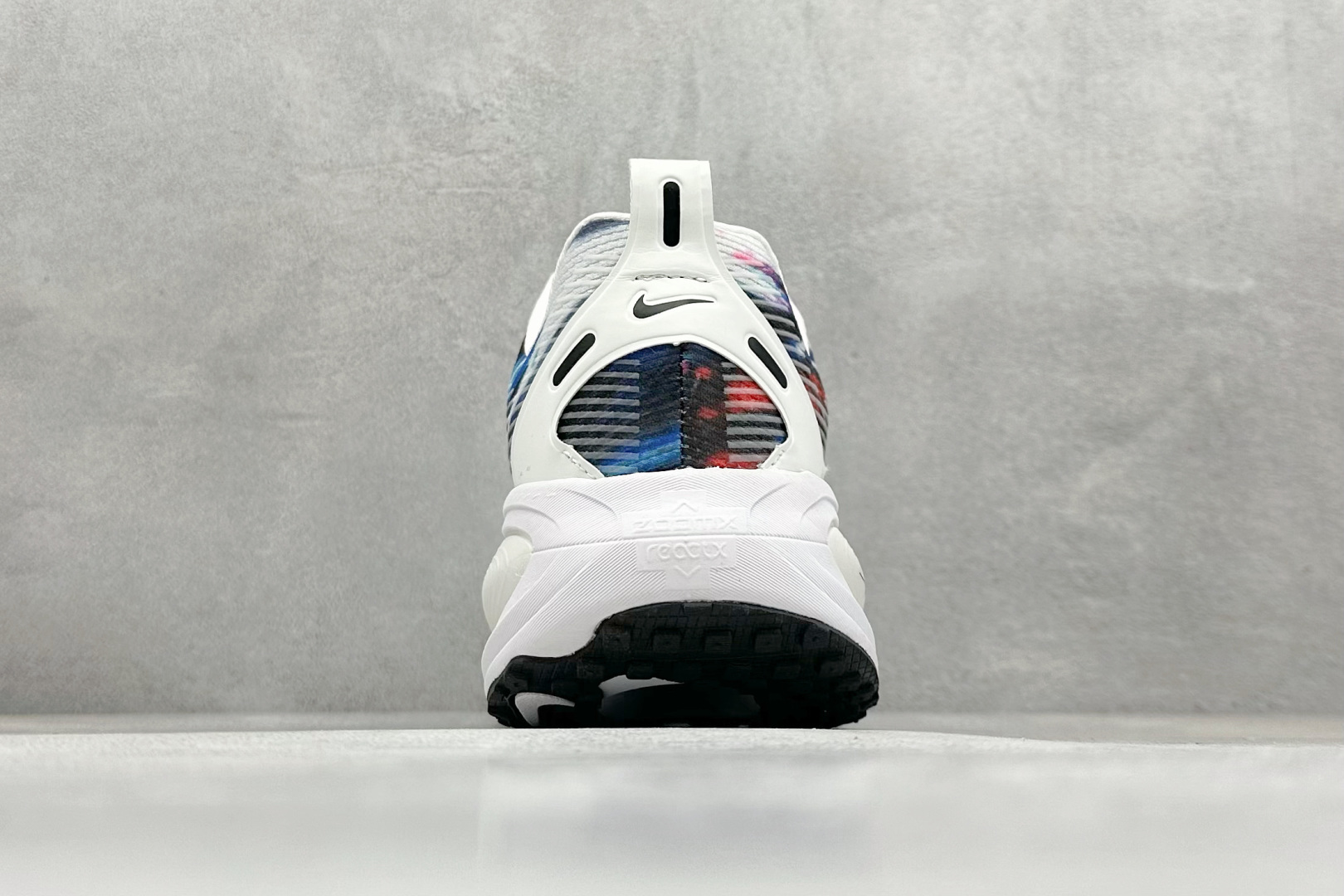 图片[6]-Nike VOMERO 18 耐克 舒适减震防滑 低帮跑步鞋 全掌ReactX泡绵中底 前掌和后跟还配备了Air Zoom气垫单元 据说跑起来更快更舒适哦 这次最大的升级点 首次引入了ReactX泡绵 货号： IB8164-999 尺码：36-46-选品中心