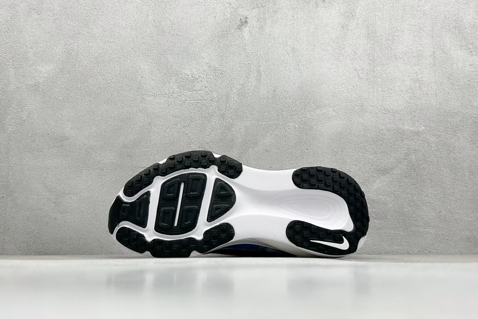 图片[4]-Nike VOMERO 18 耐克 舒适减震防滑 低帮跑步鞋 全掌ReactX泡绵中底 前掌和后跟还配备了Air Zoom气垫单元 据说跑起来更快更舒适哦 这次最大的升级点 首次引入了ReactX泡绵 货号： IB8164-999 尺码：36-46-选品中心