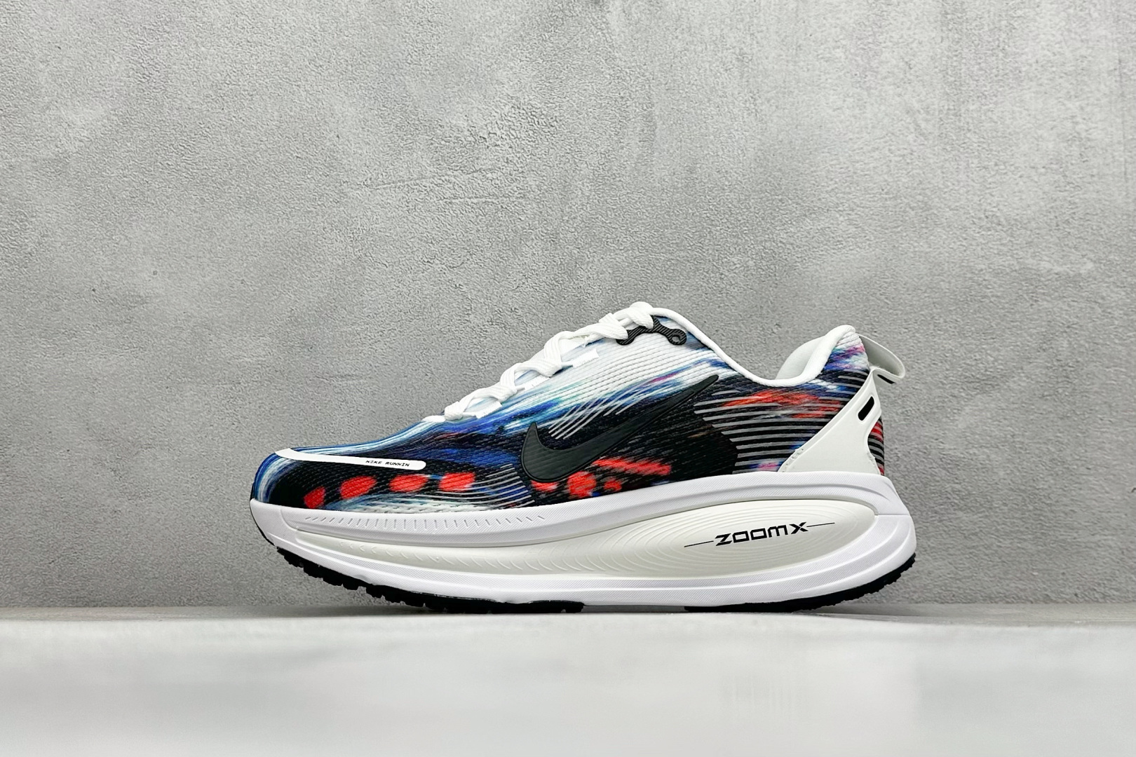 Nike VOMERO 18 耐克 舒适减震防滑 低帮跑步鞋 全掌ReactX泡绵中底 前掌和后跟还配备了Air Zoom气垫单元 据说跑起来更快更舒适哦 这次最大的升级点 首次引入了ReactX泡绵 货号： IB8164-999 尺码：36-46-选品中心