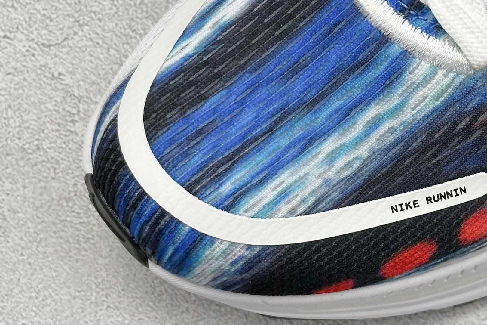 图片[7]-Nike VOMERO 18 耐克 舒适减震防滑 低帮跑步鞋 全掌ReactX泡绵中底 前掌和后跟还配备了Air Zoom气垫单元 据说跑起来更快更舒适哦 这次最大的升级点 首次引入了ReactX泡绵 货号： IB8164-999 尺码：36-46-选品中心