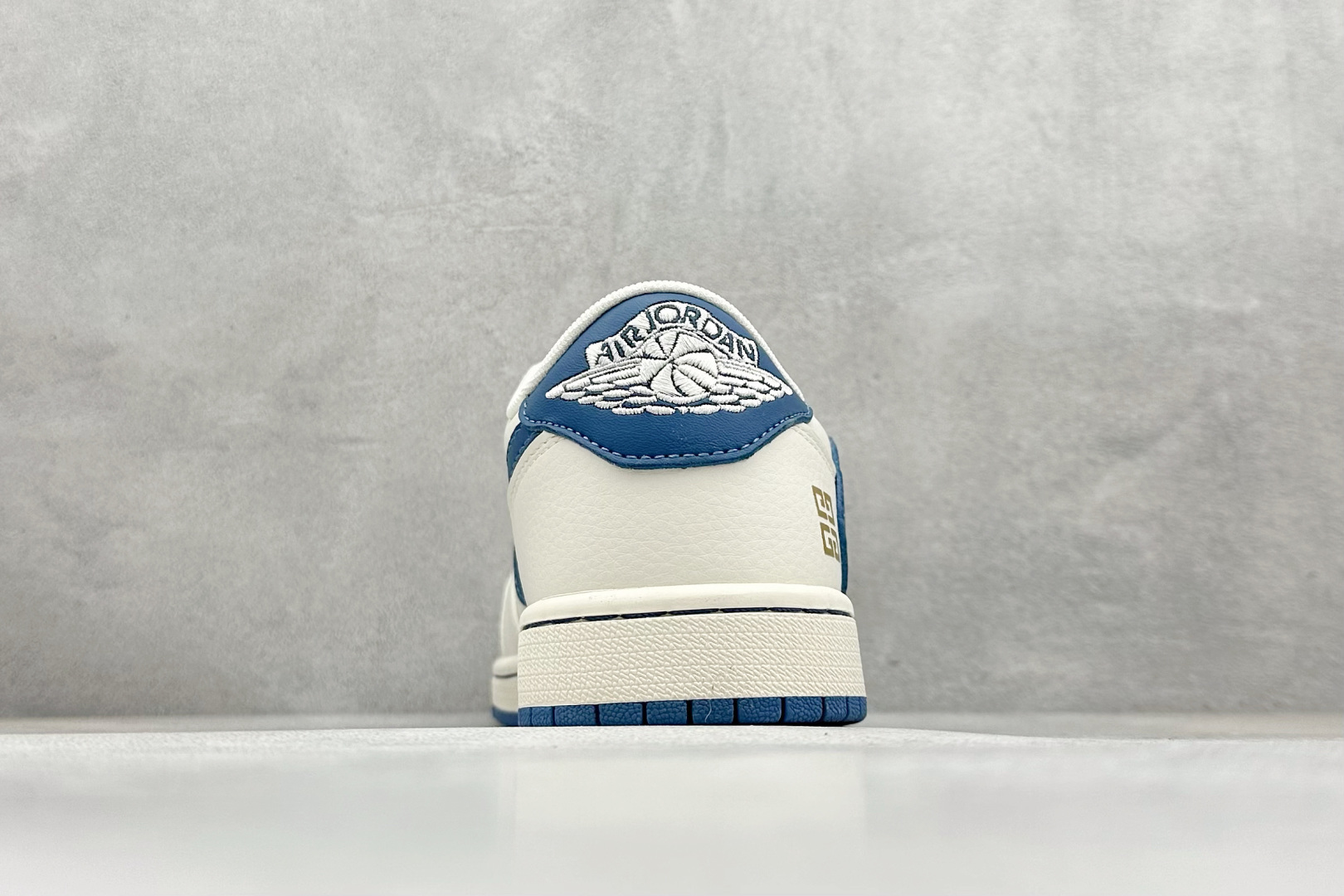 图片[6]-福利特价  Travis Scott x Fragment Design x Air Jordan 1 Low OG SP AJ1 乔1 纪梵希联名-蓝采和 低帮文化休闲板鞋  #多方联名合作融合了Travis Scott 独特的音乐风格，藤原浩个性的设计风格以及Jordan品牌的经典元素 使其成为一双具有独特身份和价值的鞋子 清新而立体的外观加上联名标识更突出了其独特身份 这种配色方案显示出活力和时尚感 在视觉上引人注目 鞋身的质感和细腻的细节处理使其显得高端而格调十足 这款“倒钩”联名是设计与创意完美结合 融合多方的个性风格是一款备受瞩目的潮流鞋款  货号：CF3688-025 尺码：36 36.5 37.5 38 38.5 39 40 40.5 41 42 42.5 43 44 44.5 45-选品中心