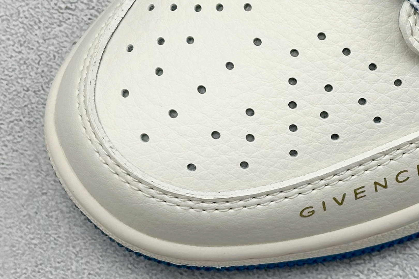 图片[7]-福利特价  Travis Scott x Fragment Design x Air Jordan 1 Low OG SP AJ1 乔1 纪梵希联名-蓝采和 低帮文化休闲板鞋  #多方联名合作融合了Travis Scott 独特的音乐风格，藤原浩个性的设计风格以及Jordan品牌的经典元素 使其成为一双具有独特身份和价值的鞋子 清新而立体的外观加上联名标识更突出了其独特身份 这种配色方案显示出活力和时尚感 在视觉上引人注目 鞋身的质感和细腻的细节处理使其显得高端而格调十足 这款“倒钩”联名是设计与创意完美结合 融合多方的个性风格是一款备受瞩目的潮流鞋款  货号：CF3688-025 尺码：36 36.5 37.5 38 38.5 39 40 40.5 41 42 42.5 43 44 44.5 45-选品中心