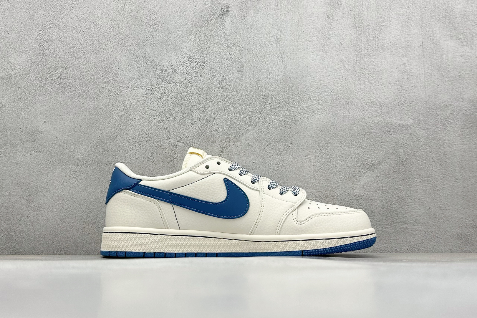 图片[2]-福利特价  Travis Scott x Fragment Design x Air Jordan 1 Low OG SP AJ1 乔1 纪梵希联名-蓝采和 低帮文化休闲板鞋  #多方联名合作融合了Travis Scott 独特的音乐风格，藤原浩个性的设计风格以及Jordan品牌的经典元素 使其成为一双具有独特身份和价值的鞋子 清新而立体的外观加上联名标识更突出了其独特身份 这种配色方案显示出活力和时尚感 在视觉上引人注目 鞋身的质感和细腻的细节处理使其显得高端而格调十足 这款“倒钩”联名是设计与创意完美结合 融合多方的个性风格是一款备受瞩目的潮流鞋款  货号：CF3688-025 尺码：36 36.5 37.5 38 38.5 39 40 40.5 41 42 42.5 43 44 44.5 45-选品中心