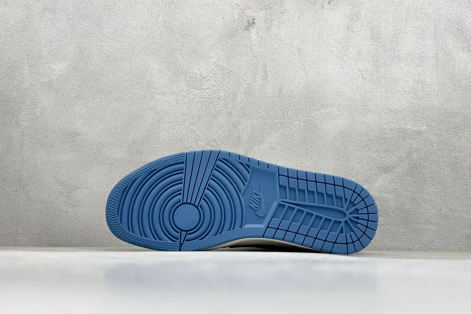 图片[4]-福利特价  Travis Scott x Fragment Design x Air Jordan 1 Low OG SP AJ1 乔1 纪梵希联名-蓝采和 低帮文化休闲板鞋  #多方联名合作融合了Travis Scott 独特的音乐风格，藤原浩个性的设计风格以及Jordan品牌的经典元素 使其成为一双具有独特身份和价值的鞋子 清新而立体的外观加上联名标识更突出了其独特身份 这种配色方案显示出活力和时尚感 在视觉上引人注目 鞋身的质感和细腻的细节处理使其显得高端而格调十足 这款“倒钩”联名是设计与创意完美结合 融合多方的个性风格是一款备受瞩目的潮流鞋款  货号：CF3688-025 尺码：36 36.5 37.5 38 38.5 39 40 40.5 41 42 42.5 43 44 44.5 45-选品中心