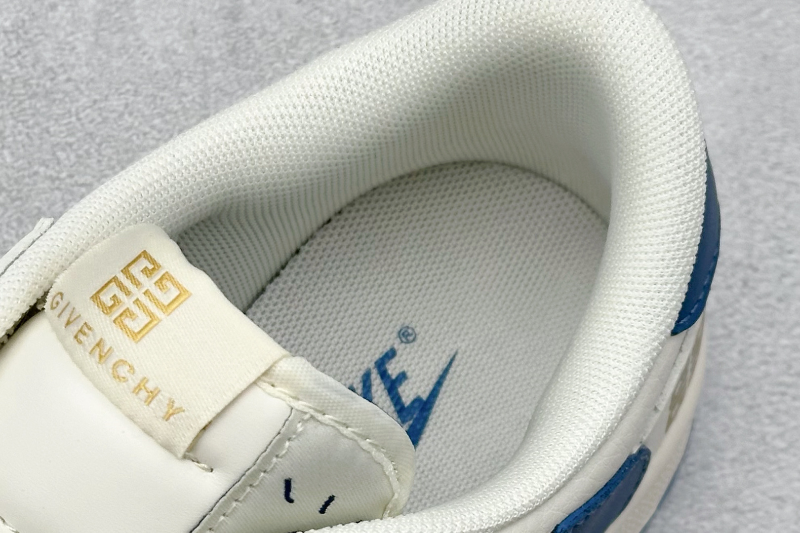 图片[8]-福利特价  Travis Scott x Fragment Design x Air Jordan 1 Low OG SP AJ1 乔1 纪梵希联名-蓝采和 低帮文化休闲板鞋  #多方联名合作融合了Travis Scott 独特的音乐风格，藤原浩个性的设计风格以及Jordan品牌的经典元素 使其成为一双具有独特身份和价值的鞋子 清新而立体的外观加上联名标识更突出了其独特身份 这种配色方案显示出活力和时尚感 在视觉上引人注目 鞋身的质感和细腻的细节处理使其显得高端而格调十足 这款“倒钩”联名是设计与创意完美结合 融合多方的个性风格是一款备受瞩目的潮流鞋款  货号：CF3688-025 尺码：36 36.5 37.5 38 38.5 39 40 40.5 41 42 42.5 43 44 44.5 45-选品中心