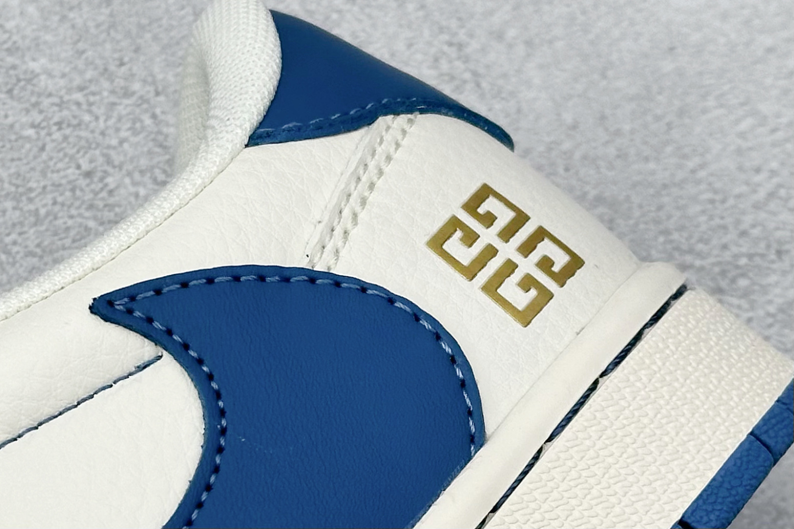 图片[9]-福利特价  Travis Scott x Fragment Design x Air Jordan 1 Low OG SP AJ1 乔1 纪梵希联名-蓝采和 低帮文化休闲板鞋  #多方联名合作融合了Travis Scott 独特的音乐风格，藤原浩个性的设计风格以及Jordan品牌的经典元素 使其成为一双具有独特身份和价值的鞋子 清新而立体的外观加上联名标识更突出了其独特身份 这种配色方案显示出活力和时尚感 在视觉上引人注目 鞋身的质感和细腻的细节处理使其显得高端而格调十足 这款“倒钩”联名是设计与创意完美结合 融合多方的个性风格是一款备受瞩目的潮流鞋款  货号：CF3688-025 尺码：36 36.5 37.5 38 38.5 39 40 40.5 41 42 42.5 43 44 44.5 45-选品中心