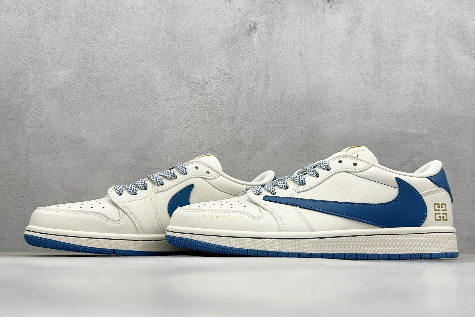 图片[5]-福利特价  Travis Scott x Fragment Design x Air Jordan 1 Low OG SP AJ1 乔1 纪梵希联名-蓝采和 低帮文化休闲板鞋  #多方联名合作融合了Travis Scott 独特的音乐风格，藤原浩个性的设计风格以及Jordan品牌的经典元素 使其成为一双具有独特身份和价值的鞋子 清新而立体的外观加上联名标识更突出了其独特身份 这种配色方案显示出活力和时尚感 在视觉上引人注目 鞋身的质感和细腻的细节处理使其显得高端而格调十足 这款“倒钩”联名是设计与创意完美结合 融合多方的个性风格是一款备受瞩目的潮流鞋款  货号：CF3688-025 尺码：36 36.5 37.5 38 38.5 39 40 40.5 41 42 42.5 43 44 44.5 45-选品中心