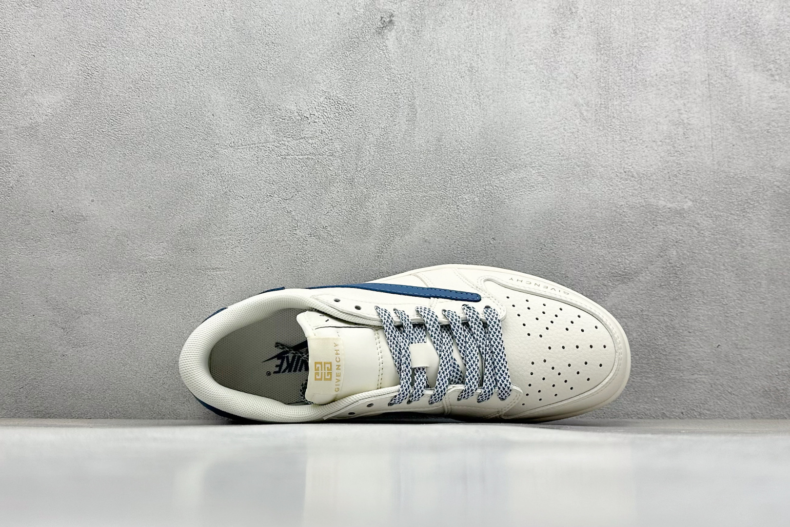 图片[3]-福利特价  Travis Scott x Fragment Design x Air Jordan 1 Low OG SP AJ1 乔1 纪梵希联名-蓝采和 低帮文化休闲板鞋  #多方联名合作融合了Travis Scott 独特的音乐风格，藤原浩个性的设计风格以及Jordan品牌的经典元素 使其成为一双具有独特身份和价值的鞋子 清新而立体的外观加上联名标识更突出了其独特身份 这种配色方案显示出活力和时尚感 在视觉上引人注目 鞋身的质感和细腻的细节处理使其显得高端而格调十足 这款“倒钩”联名是设计与创意完美结合 融合多方的个性风格是一款备受瞩目的潮流鞋款  货号：CF3688-025 尺码：36 36.5 37.5 38 38.5 39 40 40.5 41 42 42.5 43 44 44.5 45-选品中心