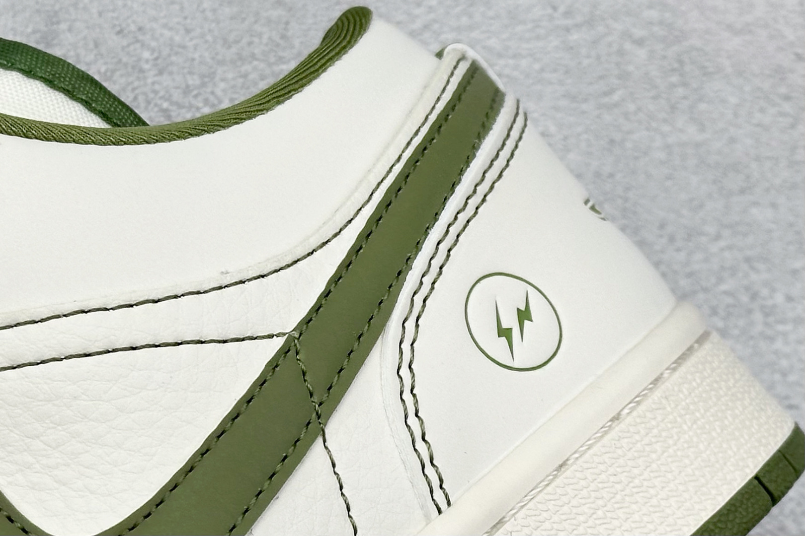 图片[9]-福利特价  Air Jordan 1 Low AJ1 乔1 闪电联名-米白橄榄绿 高端定制 低帮复古篮球鞋  #定制鞋盒 大厂纯原品质出货 超高清洁度 皮料切割干净无任何毛边 细节完美 货号：CF3688-019  尺码：36 36.5 37.5 38 38.5 39 40 40.5 41 42 42.5 43 44 44.5 45-选品中心