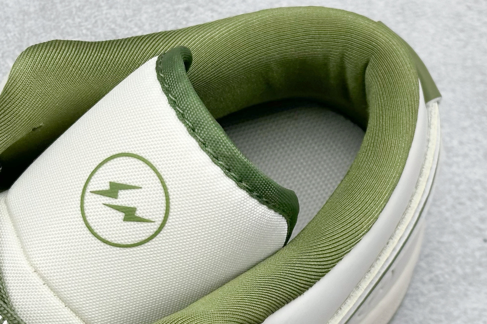 图片[8]-福利特价  Air Jordan 1 Low AJ1 乔1 闪电联名-米白橄榄绿 高端定制 低帮复古篮球鞋  #定制鞋盒 大厂纯原品质出货 超高清洁度 皮料切割干净无任何毛边 细节完美 货号：CF3688-019  尺码：36 36.5 37.5 38 38.5 39 40 40.5 41 42 42.5 43 44 44.5 45-选品中心