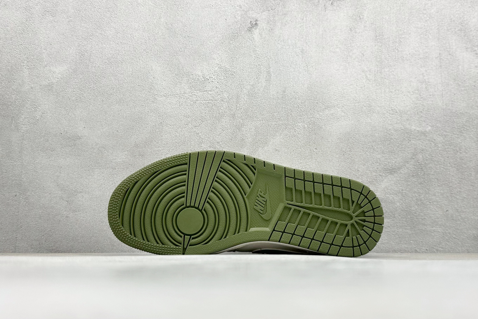 图片[4]-福利特价  Air Jordan 1 Low AJ1 乔1 闪电联名-米白橄榄绿 高端定制 低帮复古篮球鞋  #定制鞋盒 大厂纯原品质出货 超高清洁度 皮料切割干净无任何毛边 细节完美 货号：CF3688-019  尺码：36 36.5 37.5 38 38.5 39 40 40.5 41 42 42.5 43 44 44.5 45-选品中心