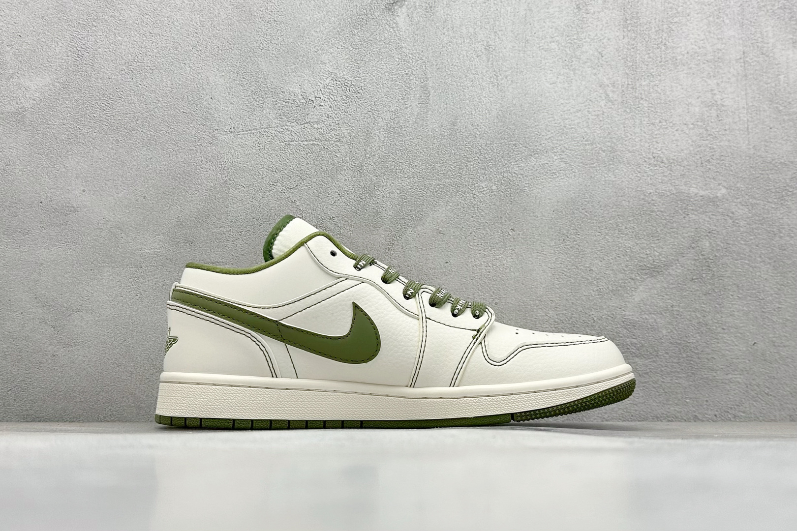 图片[2]-福利特价  Air Jordan 1 Low AJ1 乔1 闪电联名-米白橄榄绿 高端定制 低帮复古篮球鞋  #定制鞋盒 大厂纯原品质出货 超高清洁度 皮料切割干净无任何毛边 细节完美 货号：CF3688-019  尺码：36 36.5 37.5 38 38.5 39 40 40.5 41 42 42.5 43 44 44.5 45-选品中心