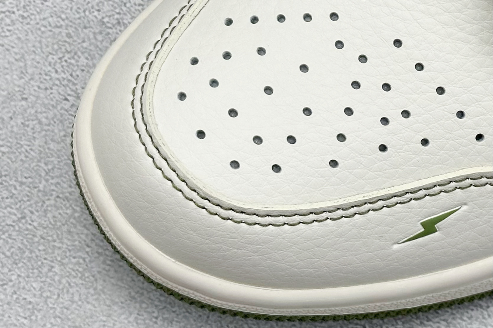 图片[7]-福利特价  Air Jordan 1 Low AJ1 乔1 闪电联名-米白橄榄绿 高端定制 低帮复古篮球鞋  #定制鞋盒 大厂纯原品质出货 超高清洁度 皮料切割干净无任何毛边 细节完美 货号：CF3688-019  尺码：36 36.5 37.5 38 38.5 39 40 40.5 41 42 42.5 43 44 44.5 45-选品中心