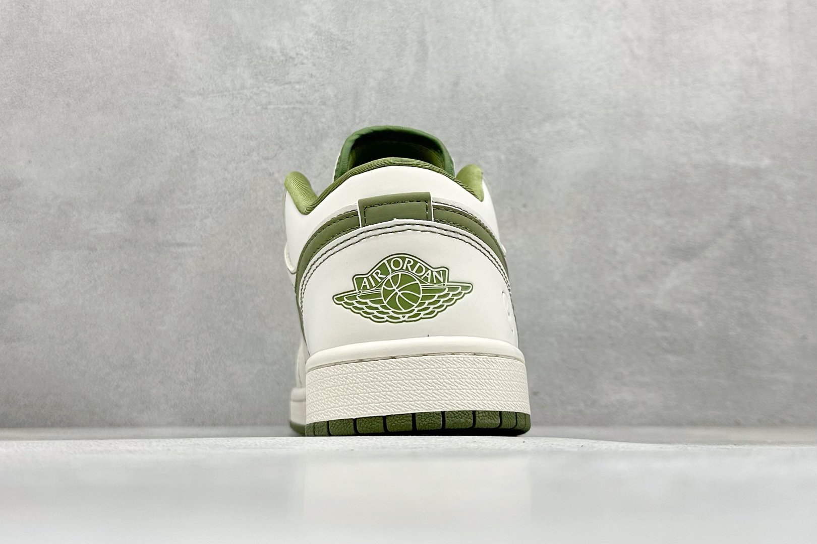 图片[6]-福利特价  Air Jordan 1 Low AJ1 乔1 闪电联名-米白橄榄绿 高端定制 低帮复古篮球鞋  #定制鞋盒 大厂纯原品质出货 超高清洁度 皮料切割干净无任何毛边 细节完美 货号：CF3688-019  尺码：36 36.5 37.5 38 38.5 39 40 40.5 41 42 42.5 43 44 44.5 45-选品中心