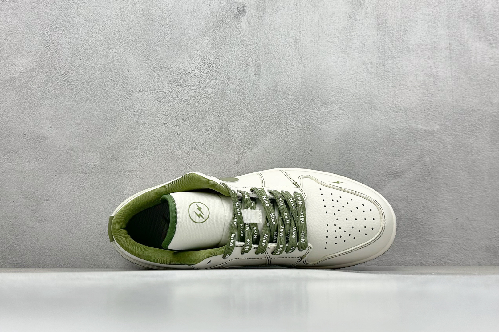 图片[3]-福利特价  Air Jordan 1 Low AJ1 乔1 闪电联名-米白橄榄绿 高端定制 低帮复古篮球鞋  #定制鞋盒 大厂纯原品质出货 超高清洁度 皮料切割干净无任何毛边 细节完美 货号：CF3688-019  尺码：36 36.5 37.5 38 38.5 39 40 40.5 41 42 42.5 43 44 44.5 45-选品中心