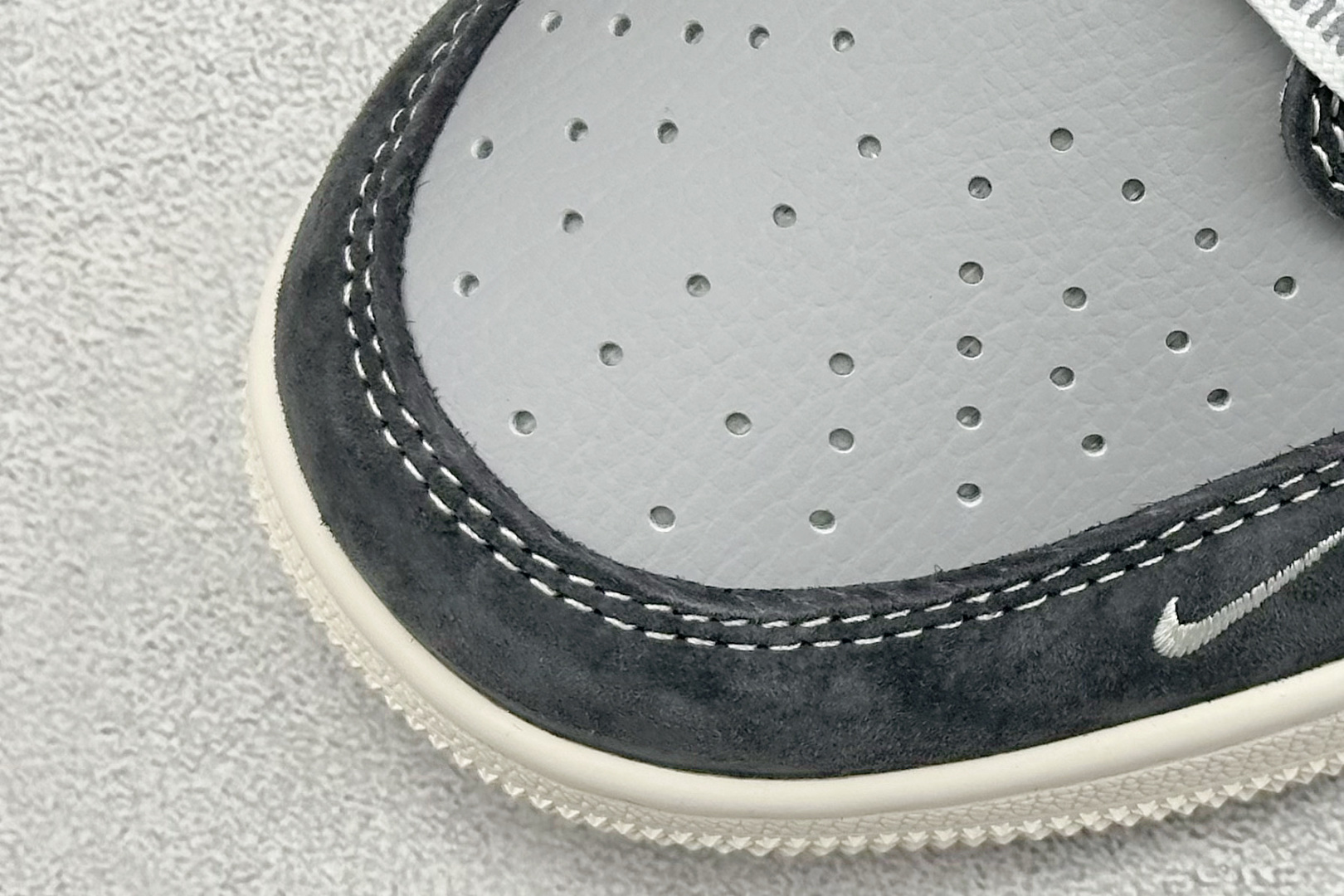 图片[7]-福利特价  Travis Scott x Fragment Design x Air Jordan 1 Low OG SP AJ1 乔1 TS联名 交通灰 低帮文化休闲板鞋  #多方联名合作融合了Travis Scott 独特的音乐风格，藤原浩个性的设计风格以及Jordan品牌的经典元素 使其成为一双具有独特身份和价值的鞋子 清新而立体的外观加上联名标识更突出了其独特身份 这种配色方案显示出活力和时尚感 在视觉上引人注目 鞋身的质感和细腻的细节处理使其显得高端而格调十足 这款“倒钩”联名是设计与创意完美结合 融合多方的个性风格是一款备受瞩目的潮流鞋款 货号：CF3688-055  尺码：36 36.5 37.5 38 38.5 39 40 40.5 41 42 42.5 43 44 44.5 45-选品中心